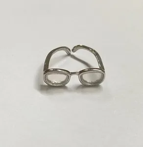 Détail d'une bague ouverte créative en argent en forme de mini lunettes pour couples