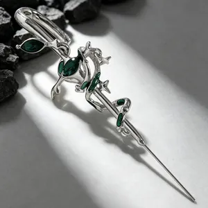 Μακροεντολή ασημί ear cuff φίδι με πράσινους κρυστάλλους σε πανκ γοτθικό στυλ