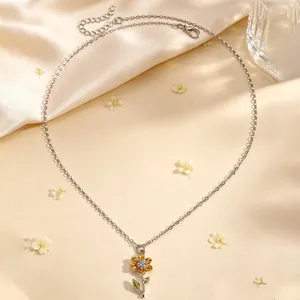 Detailansicht der silbernen Sonnenblumen-Halskette mit gelben Blättern und Kristallen