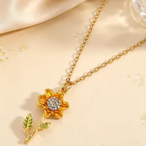 Nahaufnahme einer goldenen Sonnenblumen-Halskette mit funkelndem Strass-Zentrum