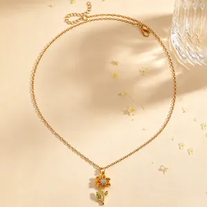 Detaillierte Nahaufnahme einer goldenen Sonnenblumen-Halskette mit funkelndem Strass-Zentrum