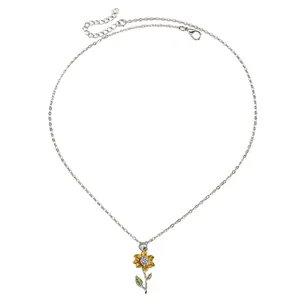 Gedetailleerd overzicht van modieuze zonnebloem hanger ketting met kristallen hart