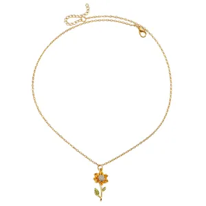 Goldene Sonnenblumenkette mit kristallbesetzter Mitte und grünen Blattdetails