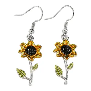 Detailansicht von leuchtenden Sonnenblumen-Ohrhängern mit silberfarbenen Stielen.