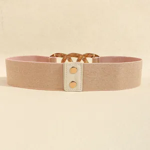 Gedetailleerd zijaanzicht van een brede elastische riem met elegante gouden schakelgesp