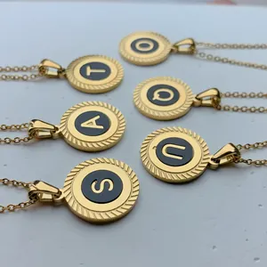 Goldene Edelstahl-Initialanhänger mit gedrehtem Rand in runder Form, Nahaufnahme