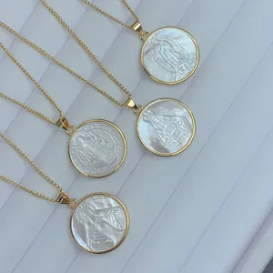 Primer plano detallado de collares de oro con colgantes de concha de Guadalupe