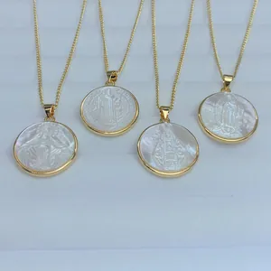 Detalle de cuatro collares religiosos de nácar natural con colgantes dorados.