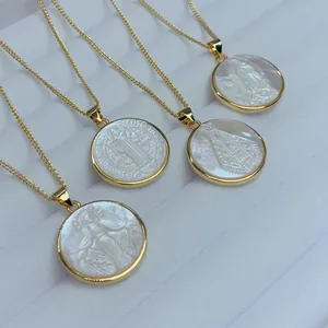 Detalle de collares religiosos con colgantes de nácar de Guadalupe y San Benito.