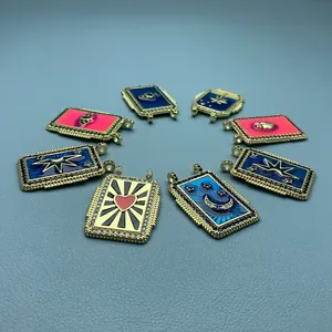 Nahaufnahme verschiedener Vintage-Emaille-Anhänger mit Herz- und Augenmotiven