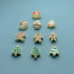 Vue détaillée des breloques de Noël en émail coloré avec bonhomme de pain d'épice