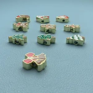 Gros plan de breloques de Noël en émail assorties pour la création de bijoux DIY