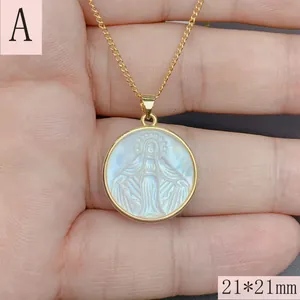 Elegante collar dorado redondo con un colgante de concha de Guadalupe, mide 21x21mm