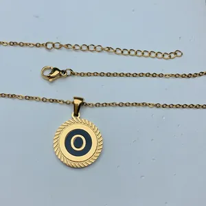 Detailansicht der Gold-Edelstahlkette mit Buchstaben-O-Anhänger und gedrehtem Rand