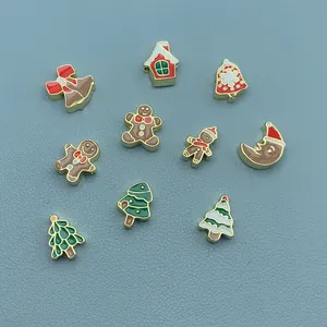 Vue détaillée de breloques de Noël en émail coloré avec bonhommes de pain d'épices