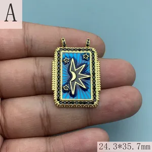Detailansicht eines Vintage-Anhängers mit blauem Emaille und Stern-Mond-Design
