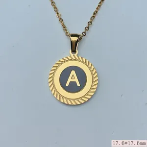 Detailansicht eines runden Anhängers aus goldfarbenem Edelstahl mit dem Buchstaben A
