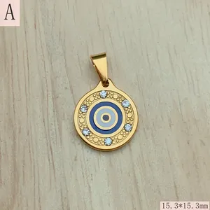 Κοντινό πλάνο χρυσού μενταγιόν Evil Eye από ανοξείδωτο ατσάλι με ζιργκόν.