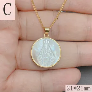 Detalle de un collar con colgante de la Virgen María en nácar redondo de 21mm dorado