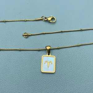 Detailansicht einer goldenen Titanstahlkette mit Widder-Sternzeichen-Muschelanhänger.