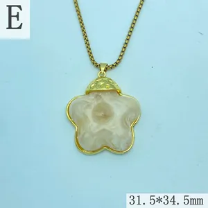 Elegant retro resin flower pendant necklace with gold-plated copper chain and amber finish