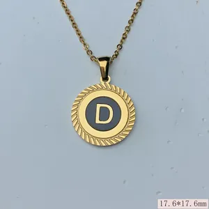 Detailansicht des goldfarbenen Edelstahl-Anhängers mit Buchstabe D und Kordelrand
