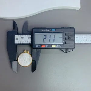 Medición detallada del colgante de concha de Guadalupe con un diámetro de 21,1 mm.