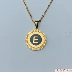 Detailansicht eines runden Edelstahl-Anhängers in Gold mit Buchstabe E und Maßen