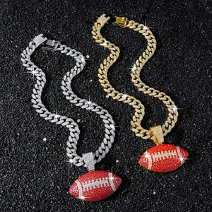 Vue détaillée de colliers hip hop avec pendentif football glacé en or et argent