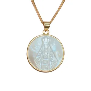Elegante collar de concha natural con colgante de la Virgen de Guadalupe dorado