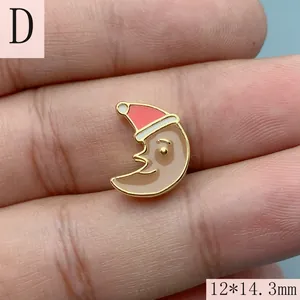 Charme de lune de Noël avec bonnet de Père Noël, accessoire bijoux émail de 12x14,3 mm.