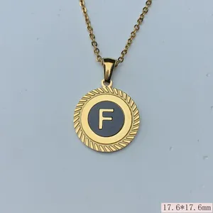 Detailansicht eines goldenen Edelstahl-Anhängers mit Buchstabe F und Seilrand