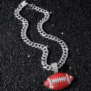 Gros plan d'un pendentif ballon de football sur une chaîne cubaine en strass