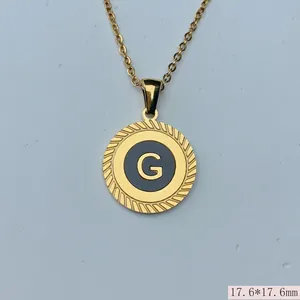 Detailansicht eines vergoldeten Anhängers aus Edelstahl mit einem G-Initial-Design.