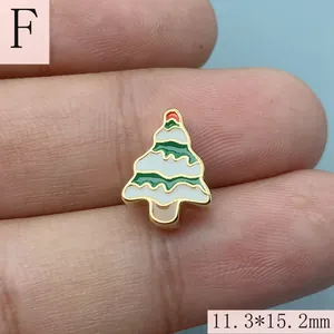 Vue macro détaillée d'une perle en émail sapin de Noël verte et blanche, 11,3x15,2 mm