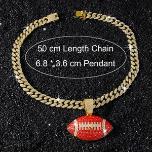 Collier pendentif football américain rouge avec chaîne cubaine dorée de 50cm détails