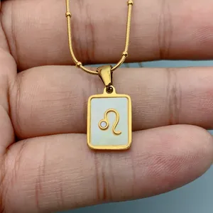 Nahaufnahme der goldenen Löwe Sternzeichen-Halskette mit weißem Perlmuttanhänger