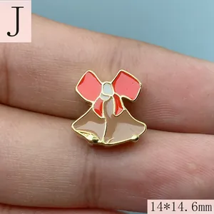 Gros plan breloque émail cloche de Noël et nœud rouge, accessoire DIY 14x14,6 mm