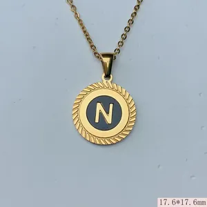 Detailansicht eines runden Anhängers aus Goldstahl mit Buchstabe N und 17,6 mm Größe
