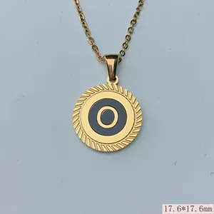 Nahaufnahme einer goldenen Halskette aus Edelstahl mit rundem Buchstaben-O-Anhänger Design