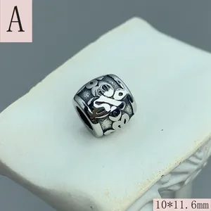 Λεπτομερής μακροσκοπική όψη vintage χάντρας από ανοξείδωτο ατσάλι με τρύπα.