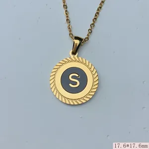 Nahaufnahme einer goldenen Edelstahlkette mit rundem Anhänger Buchstabe S 17,6mm