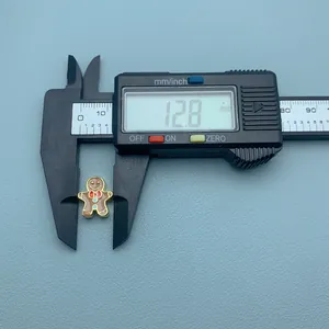 Breloque de Noël bonhomme de pain d'épices mesurée au pied à coulisse à 12,8 mm