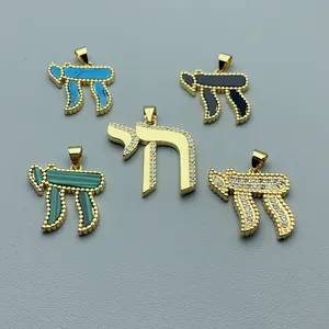 Collection de pendentifs symbole Chai hébreu plaqués or avec zircons et pierres