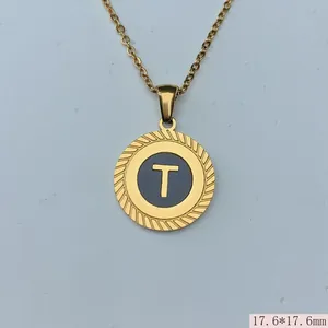 Nahaufnahme des runden Edelstahl-Anhängers mit Gold-Initial T, Größe 17,6 mm