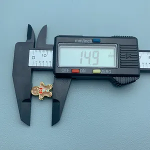Vue détaillée montrant la mesure de 14,9 mm du charmant bonhomme de pain d'épices.
