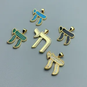 Pendentifs symbole Chai hébreu plaqués or avec diverses incrustations de pierres et oxydes