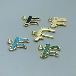 Vue détaillée de cinq pendentifs symbole Pi dorés avec zircons et incrustations de pierres.
