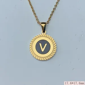 Nahaufnahme eines goldenen kreisförmigen Anhängers mit Buchstabe V und 17,6 mm Maß
