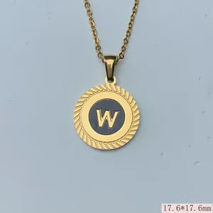 Detailansicht einer runden Gold-Edelstahlkette mit 'W'-Buchstabenanhänger